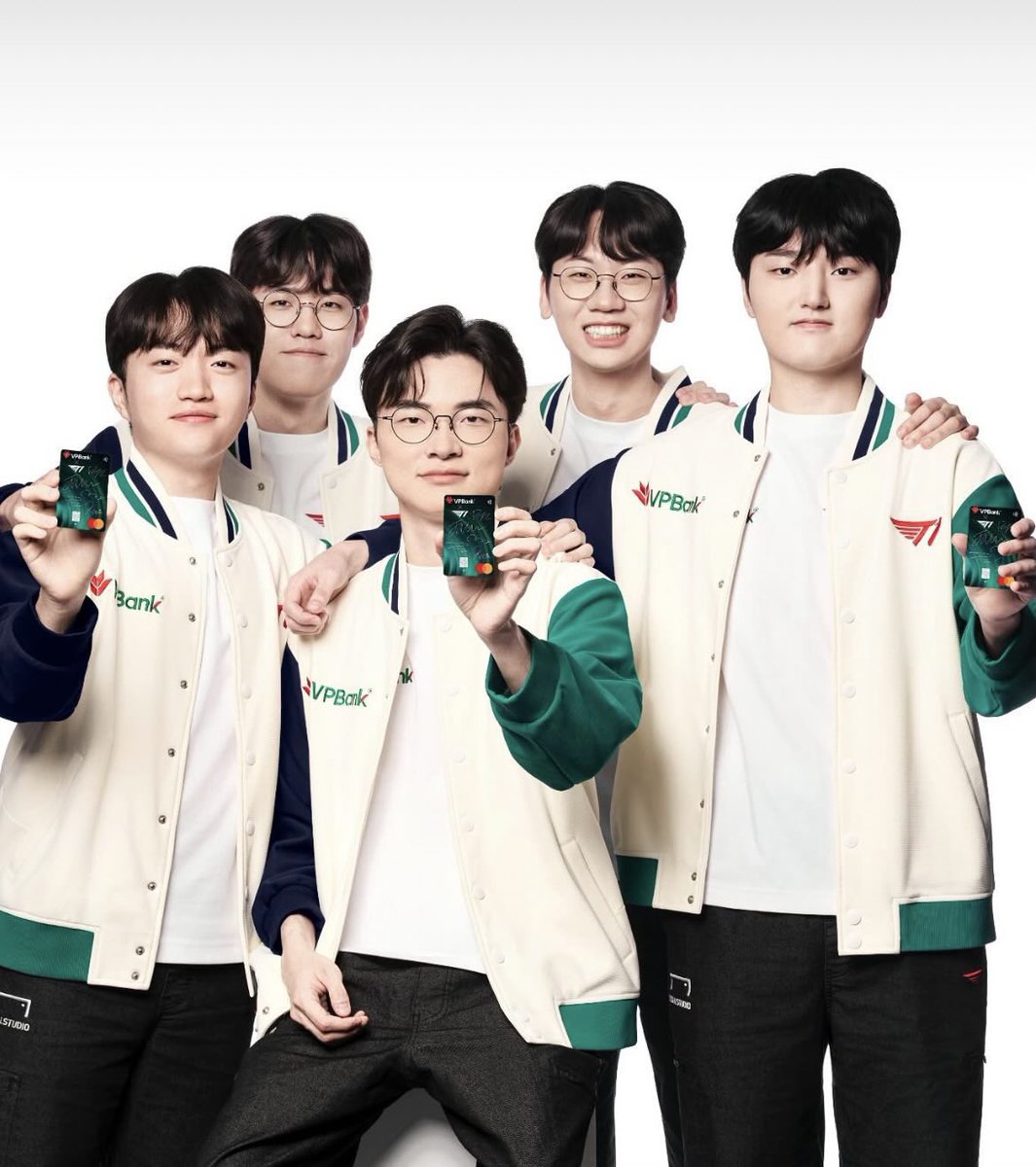 T1Latam's tweet photo. Familia 🖤 https://t.co/AOb4SGy0rr
