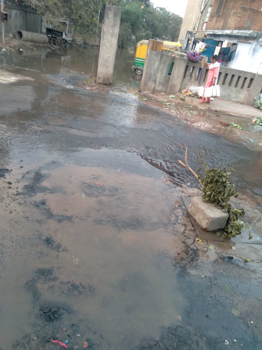 milheen's tweet photo. પાણી પાઇપલાઇન લીકેજ ,પોલીસ લાઈન જોગેશ્વરી સોસાયટી રોડ , પાણીની પાઇપલાઇનમાં ખૂબ જ ભ્રષ્ટાચાર થયેલો છે વારે ઘડીએ પાણીની લીકેજ થાય છે @VtvGujarati @AMC_Complaints @CollectorAhd @PMOIndia_RC @narendramodi @BJP4India @Bhupendrapbjp @bjp_4_Amraiwadi @VtvGujarati @drmadiwr @VtvGujarati https://t.co/VRcVhQNmHY