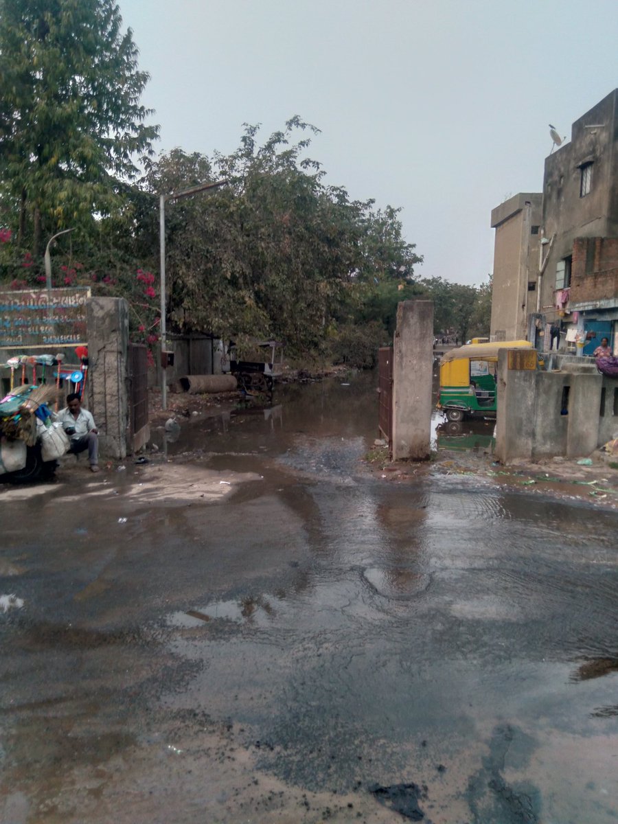 milheen's tweet photo. પાણી પાઇપલાઇન લીકેજ ,પોલીસ લાઈન જોગેશ્વરી સોસાયટી રોડ , પાણીની પાઇપલાઇનમાં ખૂબ જ ભ્રષ્ટાચાર થયેલો છે વારે ઘડીએ પાણીની લીકેજ થાય છે @VtvGujarati @AMC_Complaints @CollectorAhd @PMOIndia_RC @narendramodi @BJP4India @Bhupendrapbjp @bjp_4_Amraiwadi @VtvGujarati @drmadiwr @VtvGujarati https://t.co/VRcVhQNmHY