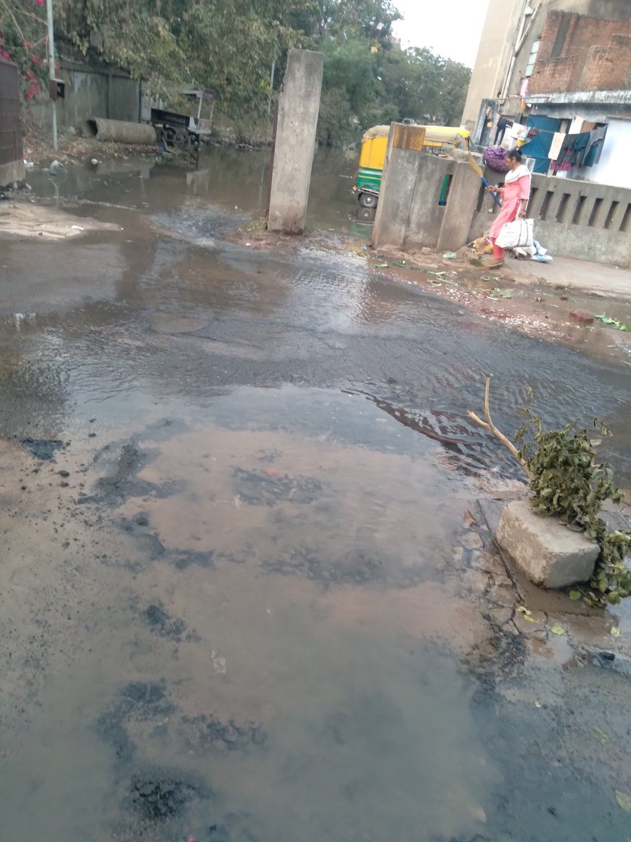 milheen's tweet photo. પાણી પાઇપલાઇન લીકેજ ,પોલીસ લાઈન જોગેશ્વરી સોસાયટી રોડ , પાણીની પાઇપલાઇનમાં ખૂબ જ ભ્રષ્ટાચાર થયેલો છે વારે ઘડીએ પાણીની લીકેજ થાય છે @VtvGujarati @AMC_Complaints @CollectorAhd @PMOIndia_RC @narendramodi @BJP4India @Bhupendrapbjp @bjp_4_Amraiwadi @VtvGujarati @drmadiwr @VtvGujarati https://t.co/VRcVhQNmHY