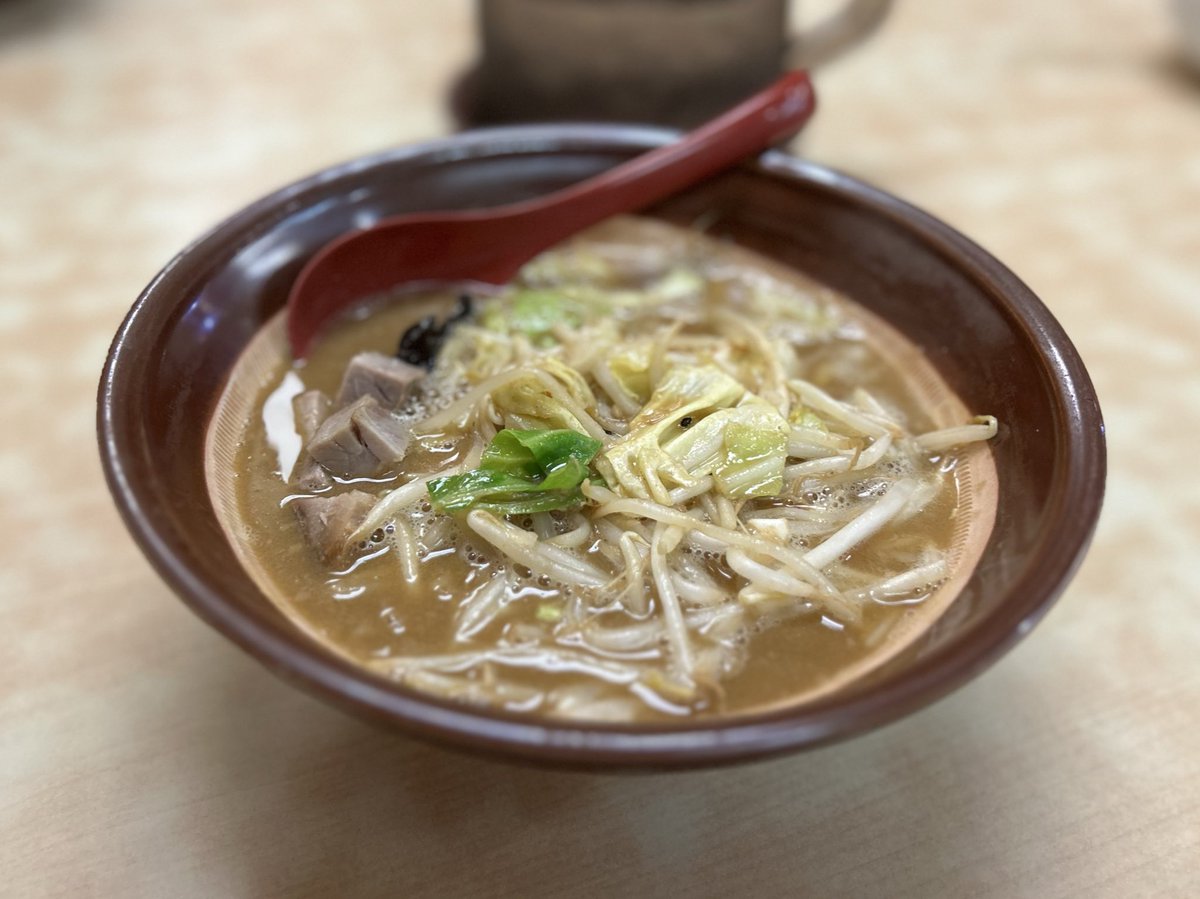 東横 紫竹山本店
・濃厚味噌 ¥930-

背脂の浮いた濃度のあるスープ。しょっぱさはあまり感じず、味噌の香りと味わいを楽しめます。
麺は加水率高めの中太麺でつけ麺で使用される麺っぽい印象でした。
「スープが濃かったらお好みで割ってください」とスープ割が提供されます。
ごちそうさまでした！