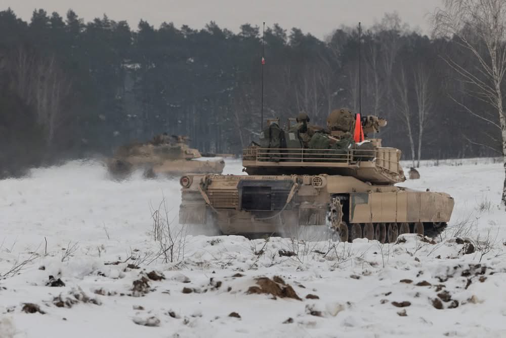 Cold weather — hot steel ❄️🔥

🇸🇪 and 🇺🇸 tanks blaze through winter terrain, proving that #NATO troops don't yield to sub-zero conditions. 

In Latvia, Swedish crews align their weapons for precision fire, while US soldiers in Poland hone maneuver fundamentals.

#TankTuesday