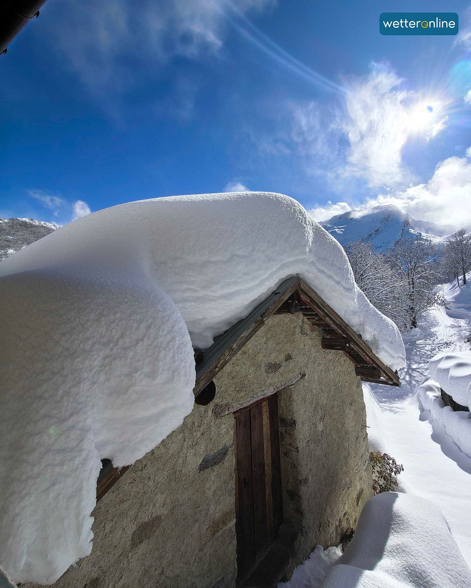 WetterOnline's tweet photo. ❄️🏔️ Tief verschneit präsentiert sich aktuell Limone Piemonte in den italienischen Alpen. Frischer Schnee hüllt Gipfel, Wälder und Täler in eine beeindruckende Winterkulisse und sorgt für echtes Alpenwinter-Feeling. ☃️✨
#LimonePiemonte #ItalienischeAlpen #Winterzauber #Schnee https://t.co/OxE944tS7h