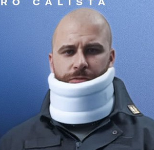giorgiaa26's tweet photo. Sara' ricordato come il collare più ridicolo della storia 😂 Glielo hanno messo nell'ambulatorio in fondo a destra 🤣🤣🤣