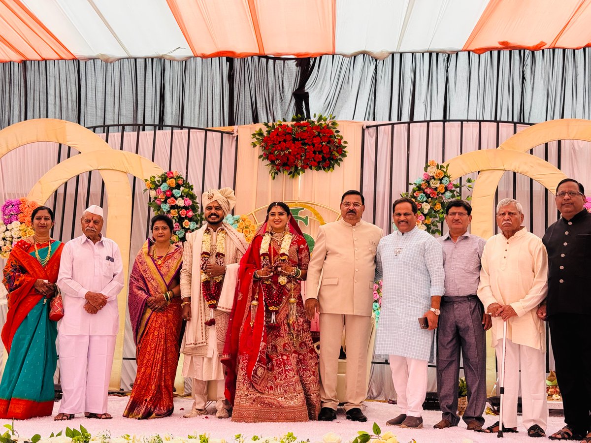 KishorShitole8's tweet image. शितोळे परिवार आणि पवार परिवार यांच्या शुभविवाह प्रसंगी उपस्थित राहून नवदाम्पत्यांस भावी सहजीवनासाठी शुभेच्छा दिल्या 💐💐

#शुभविवाह_सोहळा #शुभेच्छा #KishoreShitole #Chhatrapati_Sambhaji_Nagar