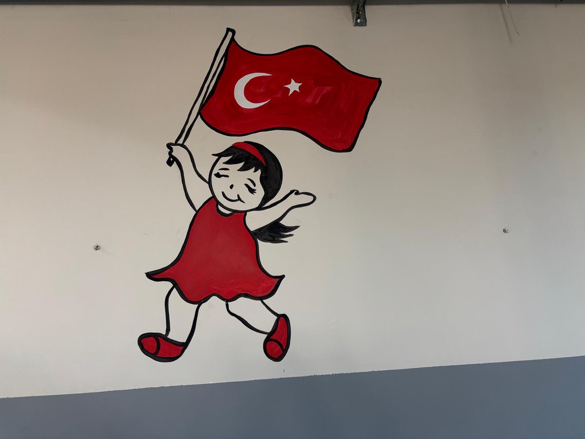 📍Selahaddin Eyyubi İlkokulu

Korkma, sönmez bu şafaklarda yüzen al sancak.🇹🇷

#BayrakHaftası dolayısıyla Gençlik Liderlerimizle birlikte Selahaddin Eyyubi İlkokulu ziyaret edildi. Miniklerimize bayrak dağıtıldıktan sonra okul duvarları bayraklarla donatıldı.🇹🇷
#BayrahHaftası