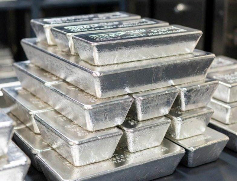 statsglobe's tweet photo. Silver Reserves:

1. 🇵🇪 Peru - 140,000 tons 
2. 🇦🇺 Australia - 94,000 tons 
3. 🇷🇺 Russia - 92,000 tons 
4. 🇨🇳 China - 70,000 tons 
5. 🇵🇱 Poland - 61,000 tons
6. 🇲🇽 Mexico - 37,000 tons 
7. 🇨🇱 Chile - 26,000 tons 
8. 🇺🇸 USA - 23,000 tons 
9. 🇧🇴 Bolivia - 22,000 tons 
10. 🇮🇳 India - 8,000 tons 
11. 🇦🇷 Argentina - 6,500 tons 
12. 🇨🇦 Canada - 4,900 tons 

🌍 Other Countries - 57,000 tons

Source: USGS