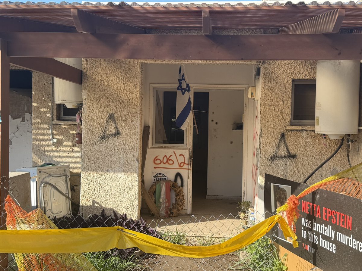 marattin's tweet image. Mentre nella sala stampa della Camera qualche collega straparla di genocidio a Gaza, io sono qui - a poche centinaia di metri dalla Striscia di Gaza - nel kibbutz Kfar Aza, che la mattina del 7 ottobre 2023 fu assalito da diverse ondate di terroristi  di Hamas.

Da quasi 20 anni…