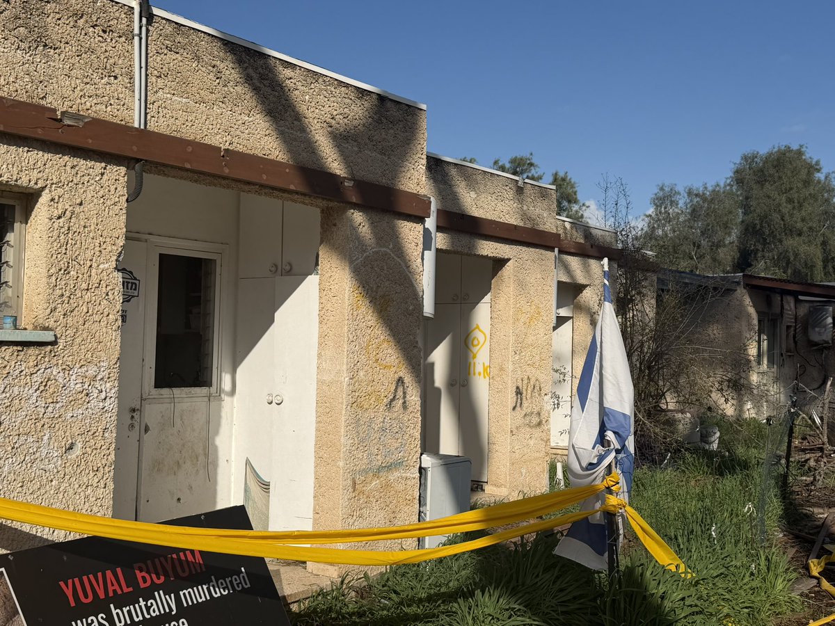 marattin's tweet image. Mentre nella sala stampa della Camera qualche collega straparla di genocidio a Gaza, io sono qui - a poche centinaia di metri dalla Striscia di Gaza - nel kibbutz Kfar Aza, che la mattina del 7 ottobre 2023 fu assalito da diverse ondate di terroristi  di Hamas.

Da quasi 20 anni…