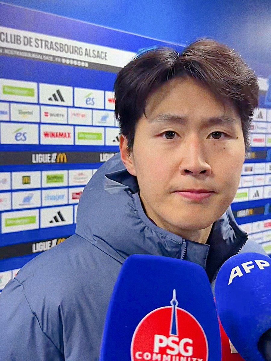 질문 집중할때 살짝 머라카노st 표정되는거 좋아함 🙄ㅋㅋㅋ