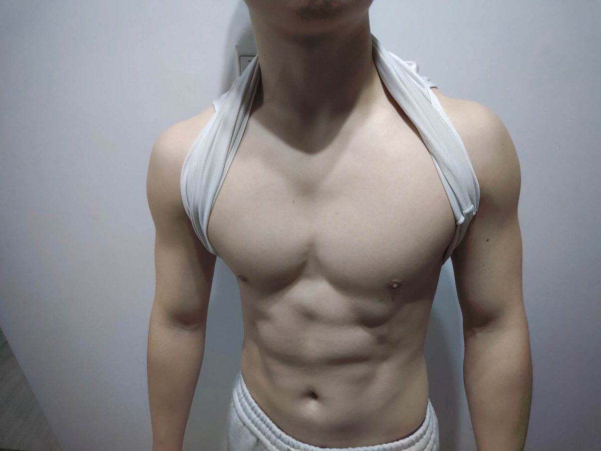 Click1614589's tweet photo. 拍照之前先做100个俯卧撑 https://t.co/FzWkb3c10u