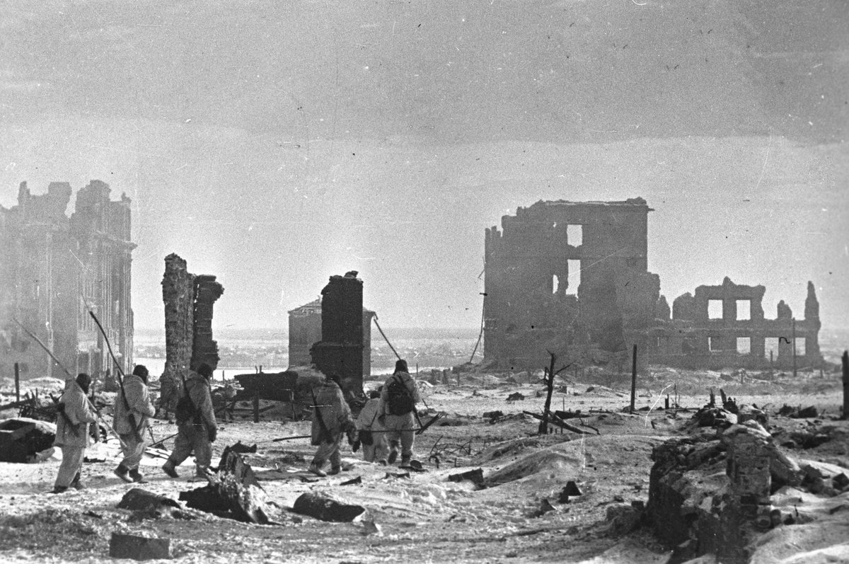 Stalingrad was liberated on this day in 1943.

"Wave after wave of German assaults came within an inch of taking the whole city and were stopped each time as the Red Army.. counter-attacked and kept a sector of their city - a factory, a bridgehead - free."
versobooks.com/blogs/news/the…