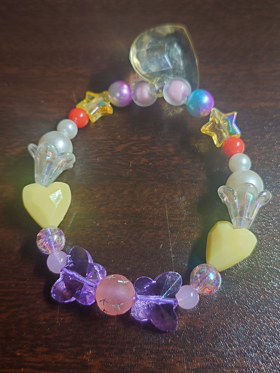 ゆめか先生からプレゼントしてもらったー♪
大きなハートのついたブレスレット🥰
ママにも内緒でこっそり作ってたんだって♪
ゆめちゃんありがとー🥰🥰
<a href="/TeamYumekame/">ゆめみるカメさん</a>