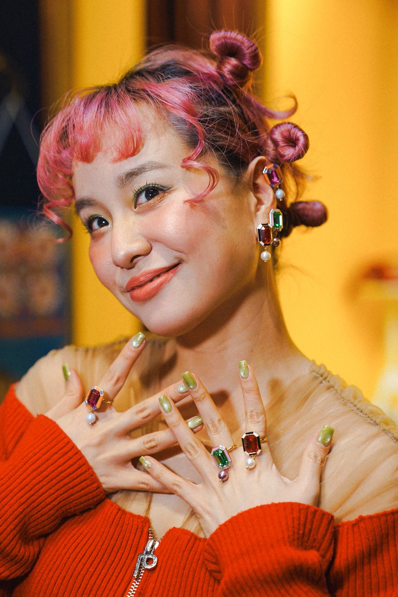 wacochaco's tweet photo. 大好きなチャラン・ポ・ランタン、ボーカルももちゃんとの久しぶりのコラボが決定！ 
初日からたくさんのご注文誠に有難うございます🥰

【販売情報】 販売期間　2/3（火）21:00〜2/9（月）23:59 販売場所　https://t.co/QNnKuPC5jq お届け予定　3月中旬から順次発送

【 購入特典 】 ●先着30名様にももちゃん生サイン付きステッカー1枚 ●商品１点につきステッカー1枚(４種類よりランダムでおつけします) ●ご注文1件につきももちゃん直筆メッセージ入りポストカード1枚。（直筆メッセージを印字したポストカード）

【 商品一覧 】 ●ギラりゆらりドロップスリング(RED / PINK / GREEN ) 5940円 (税込) ●ギラりゆらりドロップスピアス・イヤリング (RED / PINK / GREEN ) 7700円 (税込) ●ギラりクマさんこんにちはピアス・イヤリング(PINK / BLUE ) 4950円 (税込) ●ギラりシャラりピアス・イヤリング　12100円(税込) ●ギラりはろリング (BLUE / GREEN / PINK /YELLOW) 4950円 (税込) ●ギラりはろりネックレス (BLUE / GREEN / PINK /YELLOW) 5500円(税込)