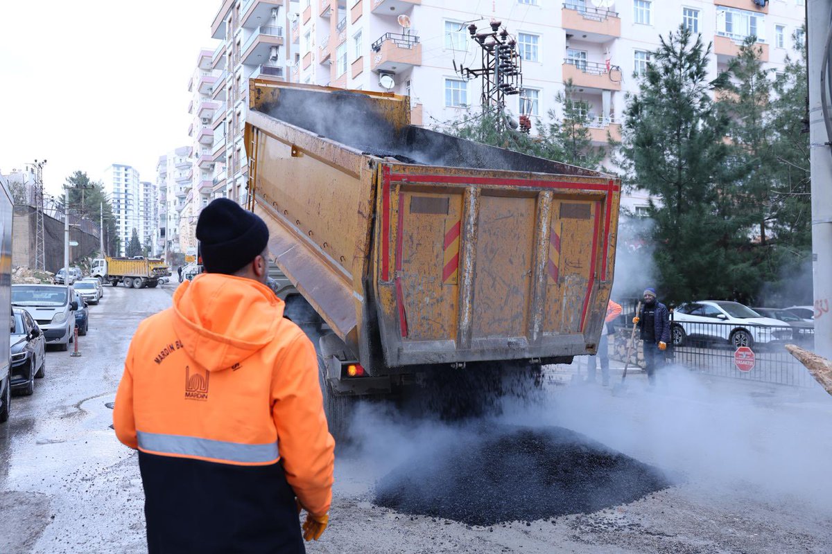 MardinBuyukshr's tweet photo. 📌Mardin Büyükşehir Belediyemizden Asfalt Seferberliği

Yoğun yağışlar nedeniyle tahrip olan yol ve caddelerde, Mardin Büyükşehir Belediyemiz tarafından asfalt ve yol düzenleme çalışmalarımız aralıksız sürüyor.

🛣️ Artuklu İlçemizin dört bir yanında;
✔️ Asfalt serimi,
✔️ Yol bakım ve düzenleme çalışmaları gerçekleştiriliyor.

Daha güvenli, konforlu ve modern bir ulaşım ağı için sahadayız.