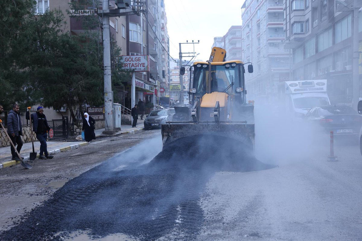 MardinBuyukshr's tweet photo. 📌Mardin Büyükşehir Belediyemizden Asfalt Seferberliği

Yoğun yağışlar nedeniyle tahrip olan yol ve caddelerde, Mardin Büyükşehir Belediyemiz tarafından asfalt ve yol düzenleme çalışmalarımız aralıksız sürüyor.

🛣️ Artuklu İlçemizin dört bir yanında;
✔️ Asfalt serimi,
✔️ Yol bakım ve düzenleme çalışmaları gerçekleştiriliyor.

Daha güvenli, konforlu ve modern bir ulaşım ağı için sahadayız.