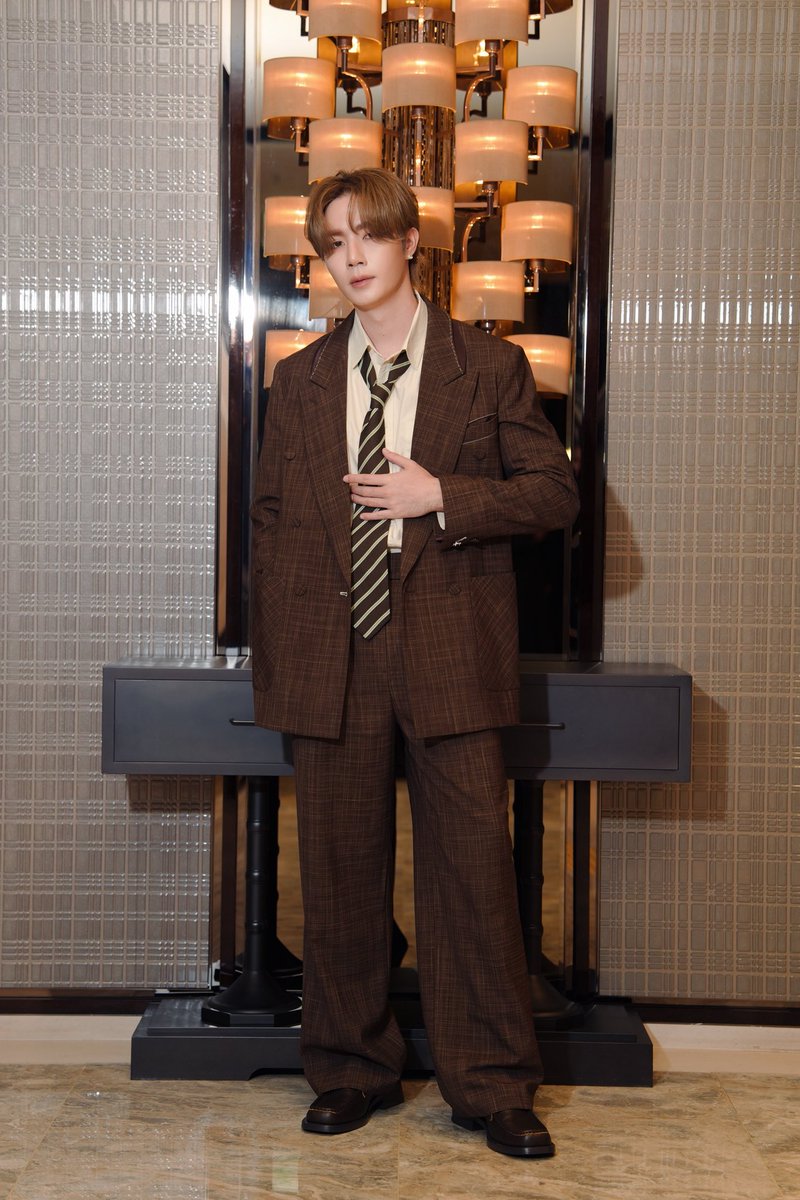 DomundiTV's tweet image. An unforgettable chapter at 
“MÜNN - Seoul Fashion Week 2026FW” 🤎

“Zee” @zee_pruk was thoroughly impressed by the collection that came to life on the runway today.

#MÜNNXZeePruk
#SeoulFashionWeek