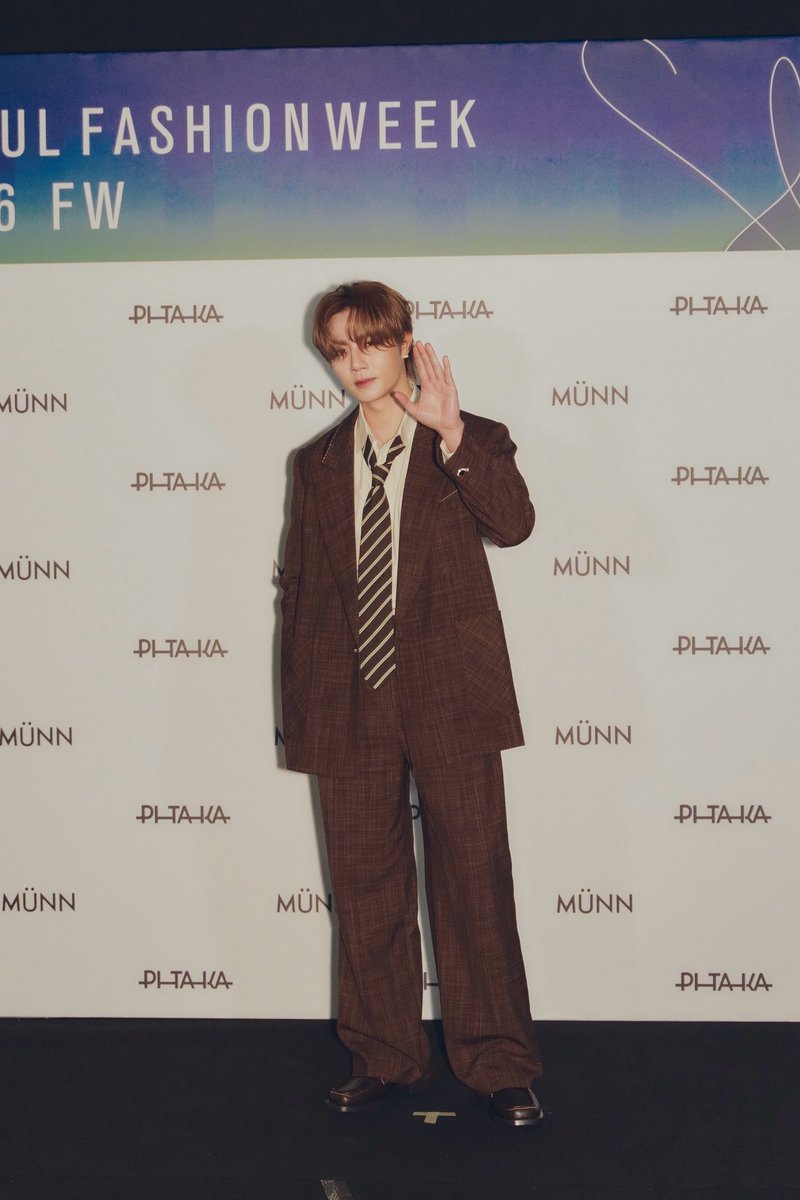 DomundiTV's tweet image. An unforgettable chapter at 
“MÜNN - Seoul Fashion Week 2026FW” 🤎

“Zee” @zee_pruk was thoroughly impressed by the collection that came to life on the runway today.

#MÜNNXZeePruk
#SeoulFashionWeek