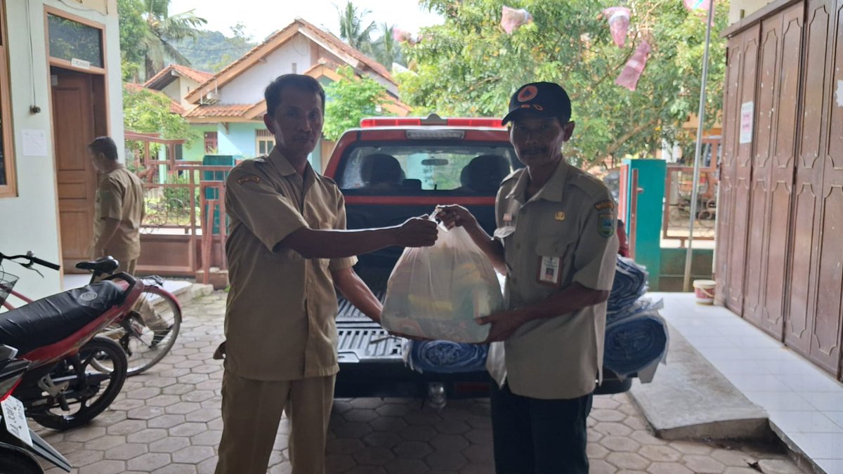 Banjir disertai longsornya bibir tanggul irigasi terjadi di Desa Geblug, Kecamatan Buayan, Kebumen, pada Sabtu (24/1/2026) sekitar pukul 04.02 WIB. Kejadian tersebut dipicu oleh luapan air irigasi yang mengalir menuju Sungai Jatinegara serta kondisi tanggul tanah yang labil.