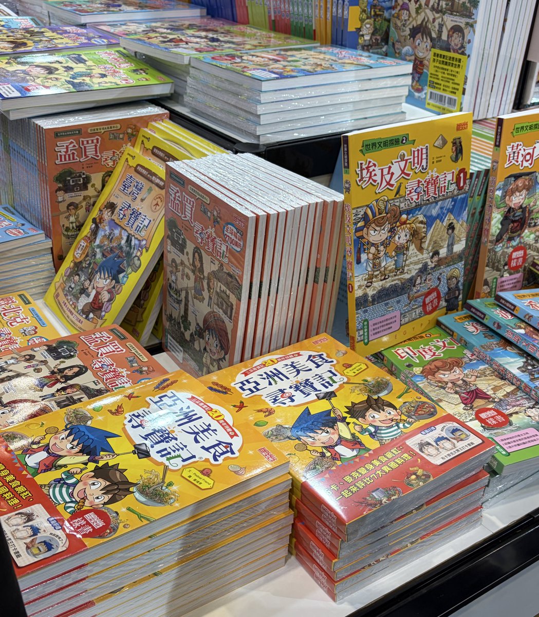 habc26's tweet image. วันนี้ไปเดินงานหนังสือที่ไทเป เจอการ์ตูนเอาชีวิตรอด แล้วมองลงไป มีแต่เด็กนั่งอ่านอยู่เต็มพื้น คิดถึงตอนเรานั่งอ่านหนังสือในซีเอ็ดมากๆ นี่แหละเมืองที่สอนให้เด็กรักการอ่าน 🥺 แง