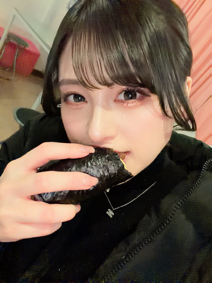 28歳になりました💖
ほろ酔い恵方巻きもぐもぐ、