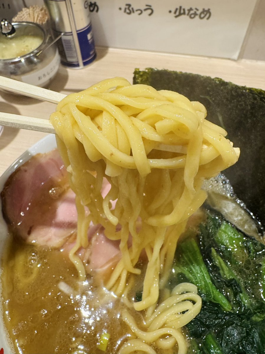 oyamanda2000's tweet photo. 新宿区高田馬場、らーめん若崎家。らーめん、900円。粘度高めの濃厚豚骨スープ、やっぱり美味しかった。ただチャーシューがイマイチなんだよな…。あと油分が多いから終盤に飽きが来るのも否定できない。美味しいんだけどね。ちなみに店内が暖房つけてなくてすごい寒かったんだが経営やばいのか？笑 https://t.co/AJARtxvtJD