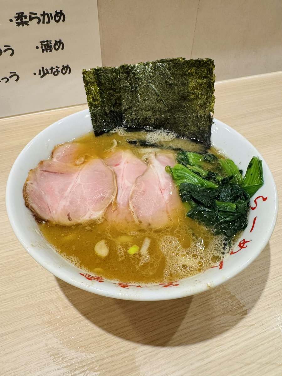 oyamanda2000's tweet photo. 新宿区高田馬場、らーめん若崎家。らーめん、900円。粘度高めの濃厚豚骨スープ、やっぱり美味しかった。ただチャーシューがイマイチなんだよな…。あと油分が多いから終盤に飽きが来るのも否定できない。美味しいんだけどね。ちなみに店内が暖房つけてなくてすごい寒かったんだが経営やばいのか？笑 https://t.co/AJARtxvtJD