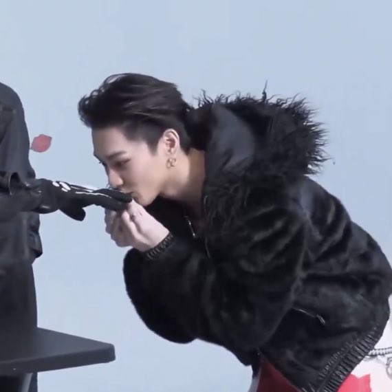 yamkkuwon's tweet image. he’s enjoying this too much its pissing me off