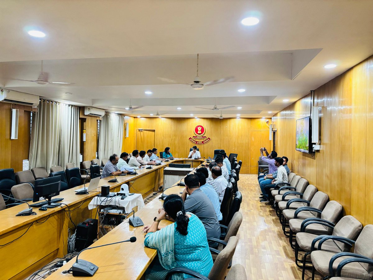 આજ રોજ જિલ્લા પરીક્ષા સમિતિ અંગેની બેઠક સંબંધિત અધિકારીશ્રીઓ સાથે યોજવામાં આવી જેમાં બેઠકના એજન્‍ડાઓની વિગતવાર ચર્ચા કરવામાં આવી.<a href="/CMOGuj/">CMO Gujarat</a> <a href="/revenuegujarat/">Revenue Dep. Gujarat</a> <a href="/InfoValsadGoG/">Info Valsad GoG</a>