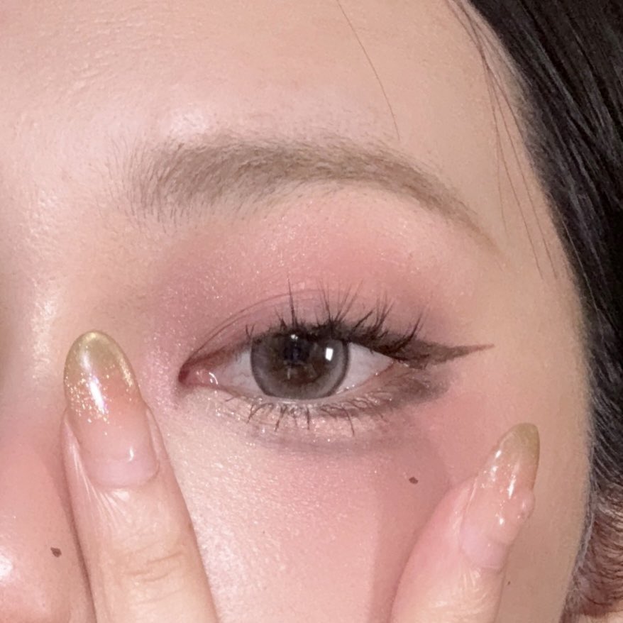 สิ่งที่อยากแนะนำสำหรับคนที่กำลังจะเริ่มฝึกเขียนคิ้วที่พื้นฐาน = 0 คือ

-หาทรงคิ้วที่ชอบ เล่นพวกฟิลเตอร์คิ้วลองดูจะได้รู้ว่าตัวเองเข้ากับทรงไหน แล้วไปกันคิ้วให้เป็นทรง
-เลือกที่เขียนคิ้วแบบแท่งจะเขียนง่ายกว่ามาก เน้นหัวเล็กๆ ส่วนมาสคาร่าคิ้วเลือกอ่อนกว่าสีผมประมาณ 1-2 เฉด