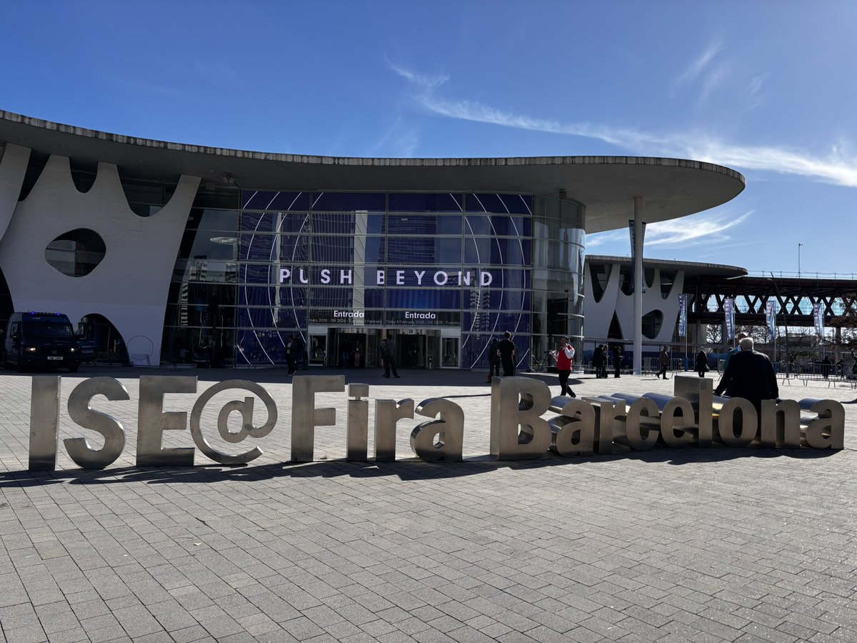 R_volution tweet media