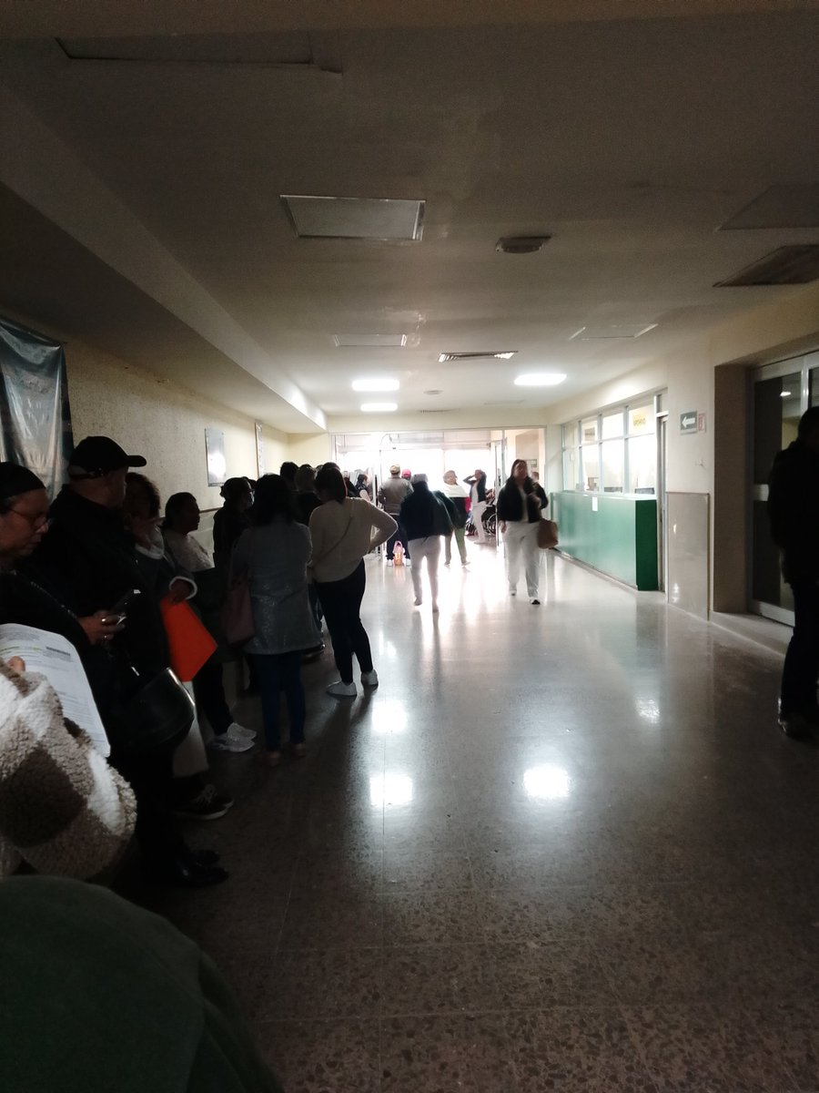 jorgeolace's tweet photo. @Claudiashein 
@lopezdoriga 
@zoerobledo 
El gran servicio de salud como en Dinamarca para realizar análisis Sanguíneos, llegar un día antes a formarse.... Para la la cita a las 7:am en el IMSS de Cuauhtémoc de Veracruz Puerto. https://t.co/NmNH2OuViV