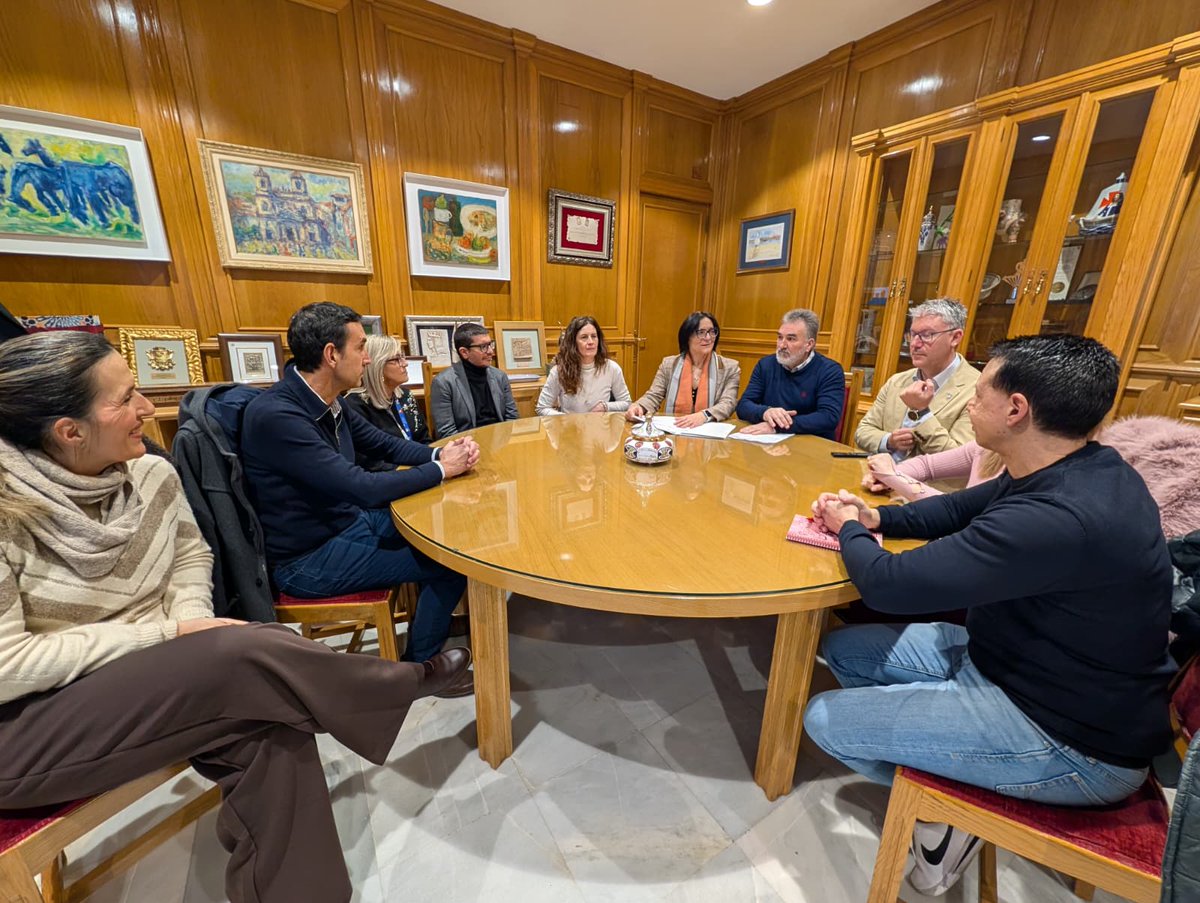 JuntaGranada's tweet photo. La delegada de @EducaAnd @MariaJoseBaza, junto al alcalde del @SantaFeAyto, @jucobor, y directores de los centros educativos de #SantaFe, presenta las inversiones de la Junta: 💻📚🏫 cerca de 1,2M€ en digitalización, infraestructuras, confort térmico y modernización de la FP. https://t.co/YXu5uBCdxB