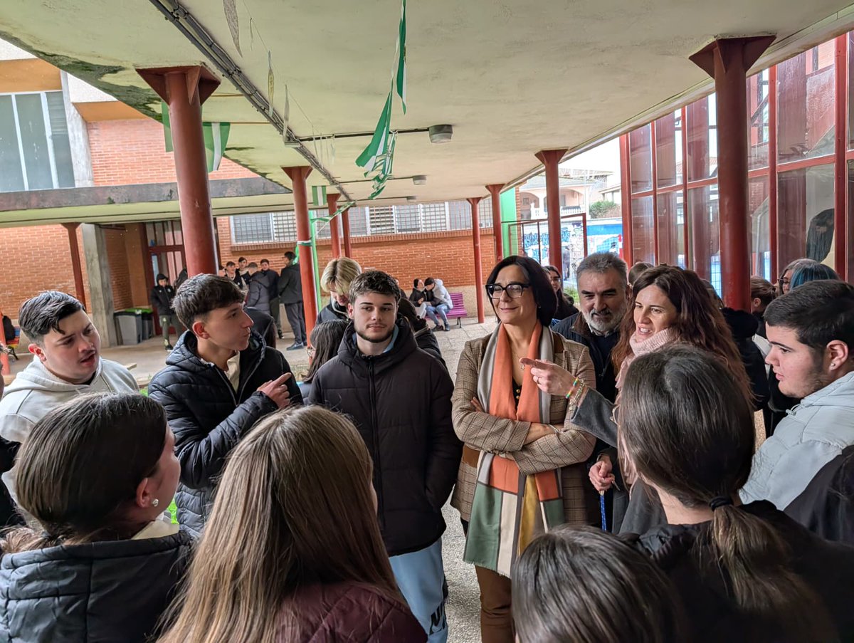 JuntaGranada's tweet photo. La delegada de @EducaAnd @MariaJoseBaza, junto al alcalde del @SantaFeAyto, @jucobor, y directores de los centros educativos de #SantaFe, presenta las inversiones de la Junta: 💻📚🏫 cerca de 1,2M€ en digitalización, infraestructuras, confort térmico y modernización de la FP. https://t.co/YXu5uBCdxB