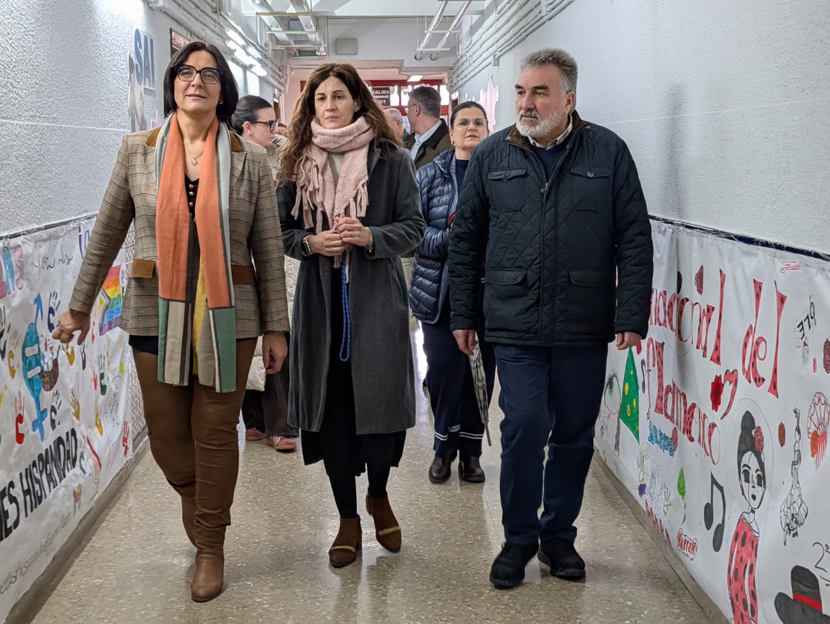 JuntaGranada's tweet photo. La delegada de @EducaAnd @MariaJoseBaza, junto al alcalde del @SantaFeAyto, @jucobor, y directores de los centros educativos de #SantaFe, presenta las inversiones de la Junta: 💻📚🏫 cerca de 1,2M€ en digitalización, infraestructuras, confort térmico y modernización de la FP. https://t.co/YXu5uBCdxB