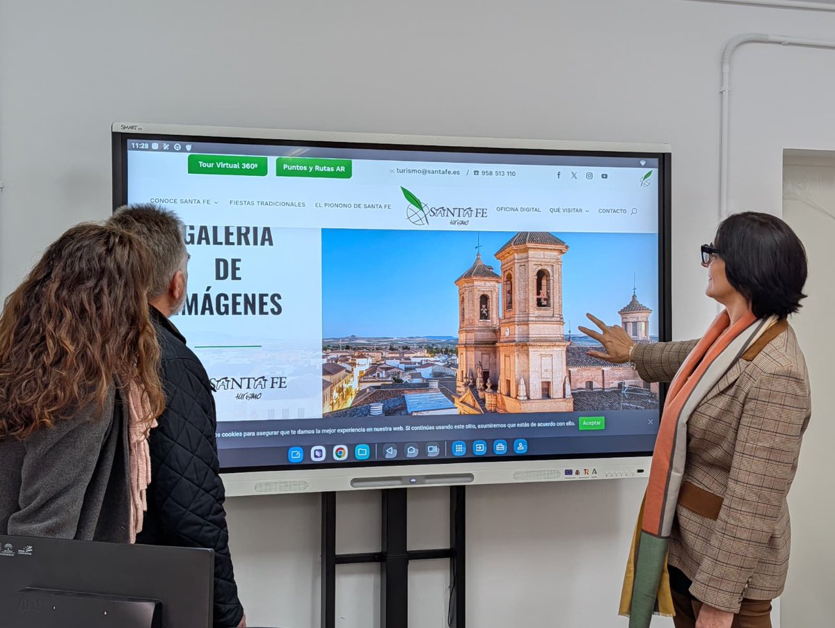 JuntaGranada's tweet photo. La delegada de @EducaAnd @MariaJoseBaza, junto al alcalde del @SantaFeAyto, @jucobor, y directores de los centros educativos de #SantaFe, presenta las inversiones de la Junta: 💻📚🏫 cerca de 1,2M€ en digitalización, infraestructuras, confort térmico y modernización de la FP. https://t.co/YXu5uBCdxB