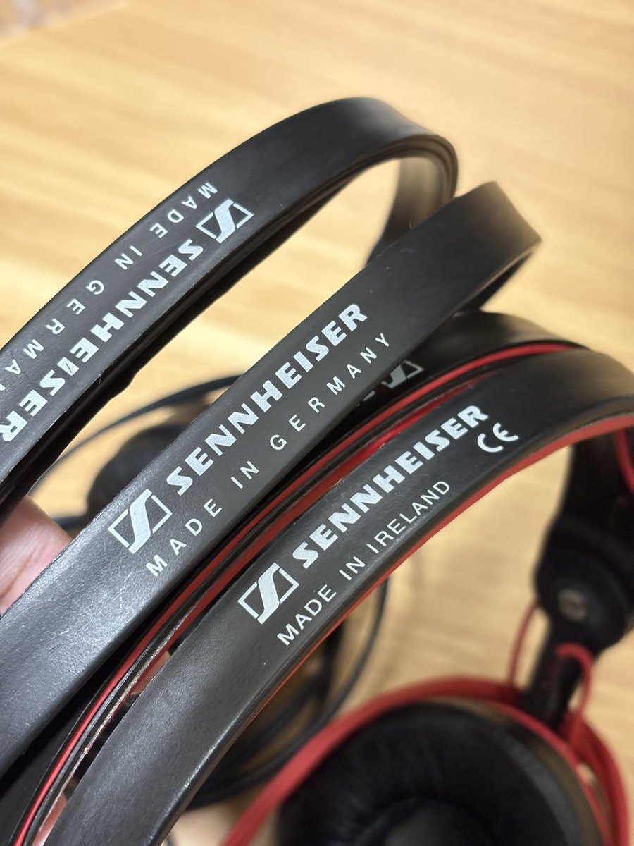 勢い余って買ってしまった、自分が初めて買ったいっぱしのヘッドホンであるゼンハイザーのHD25のそのドイツ製初期ロット(左)！
初めて買った右はケーブルもイヤーパッドも変えてるから最早まともな比較はできないが……どっちもかなり嬉しい感じの音で買ってよかった