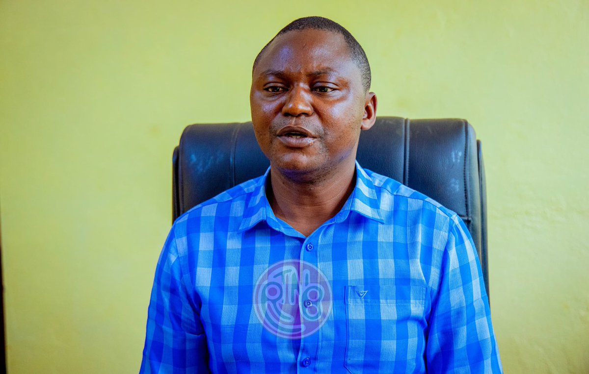 RTNBurundi's tweet photo. #Gitega se transforme pour rayonner réellement comme Capitale politique

Engagée dans une dynamique de modernisation,  @GitegaCommune multiplie les initiatives pour améliorer son visage comme Capitale politique du #Burundi. Parmi les actions prioritaires en cours : l’éclairage public, levier essentiel de sécurité, de mobilité et de développement urbain.

Un engagement communal pour changer l’image de la ville

Dans le cadre de ses plans de développement, @GitegaCommune s’est fixée l’objectif de transformer durablement l’image de la ville afin qu’elle soit à la hauteur de son statut de Capitale politique. Ces propos ont été tenus par l'Administrateur de @GitegaCommune, Jacques Nduwimana, ce 02 février 2026, lors d’une visite que la  @RTNBurundi a effectuée dans cette Commune, dans le but de s’enquérir des projets de développement en cours de réalisation.

L’Administratrur de @GitegaCommune indique que l’ambition est de faire de #Gitega une ville moderne, fonctionnelle et comparable aux autres Capitales politiques du monde.

L’éclairage public, priorité du moment

Selon Jacques Nduwimana, l’un des projets phares actuellement en cours est l’installation de lampadaires sur les principales artères menant à la ville. 

Lancé il y a trois mois, ce projet a débuté sur la Route Nationale n°2 (RN2) reliant @Gitega à @Bujaprov2025, a-t-il indiqué, précisant qu’à ce jour, un tronçon de deux kilomètres, autrefois plongé dans l’obscurité, est désormais éclairé.
L’Adminidtrateur Nduwimana précise aussi que ce programme d’éclairage sera progressivement étendu à d’autres grandes routes d’accès à la ville.

Un soulagement pour les usagers

Les habitants et usagers de cette route saluent unanimement l’initiative. Ils affirment que la zone éclairée offre désormais une meilleure visibilité et un sentiment de sécurité accru.
Irambona Rosine, rencontrée sur place en soirée, se réjouit de cette avancée : « Avant, nous avions peur de passer par ici la nuit. Des malfaiteurs profitaient de l’obscurité pour nous agresser. Aujourd’hui, on circule sans crainte".
Même satisfaction du côté d’Elvis Nininahazwe, un usager régulier de la RN2, qui estime que la route est devenue non seulement plus belle, mais aussi plus sûre.

Sécurité et fluidité nocturne au cœur des préoccupations

Pour sortir définitivement #Gitega de l’obscurité, la Commune a également encouragé les habitants de ses différents quartiers à éclairer les alentours de leurs habitations. Toutefois, Jacques Nduwimana estime que ces efforts individuels restent insuffisants et doivent être complétés par un éclairage public installé par l’Etat ou la Commune.

Selon lui, l’objectif est clair : faciliter la circulation nocturne, réduire les accidents et renforcer la sécurité. L’éclairage public contribuera également à lutter contre la criminalité, les zones obscures étant souvent exploitées par les malfaiteurs pour commettre vols et agressions multiformes.

Un appel à la vigilance citoyenne

Concernant la protection des équipements installés, l’Administrateur de @GitegaCommune lance un appel à la responsabilité collective. Il invite les habitants de la ville, en collaboration avec les forces de sécurité, à veiller à la protection des lampadaires et des panneaux solaires qui les alimentent, afin d’éviter les vols et actes de vandalisme.

Une ville qui s’éclaire, un avenir qui se dessine

A travers ces initiatives,  @GitegaCommune pose les bases d’une ville plus sûre, plus attractive et mieux adaptée à son statut  de Capitale politique. Une transformation progressive, mais résolument tournée vers l’avenir.