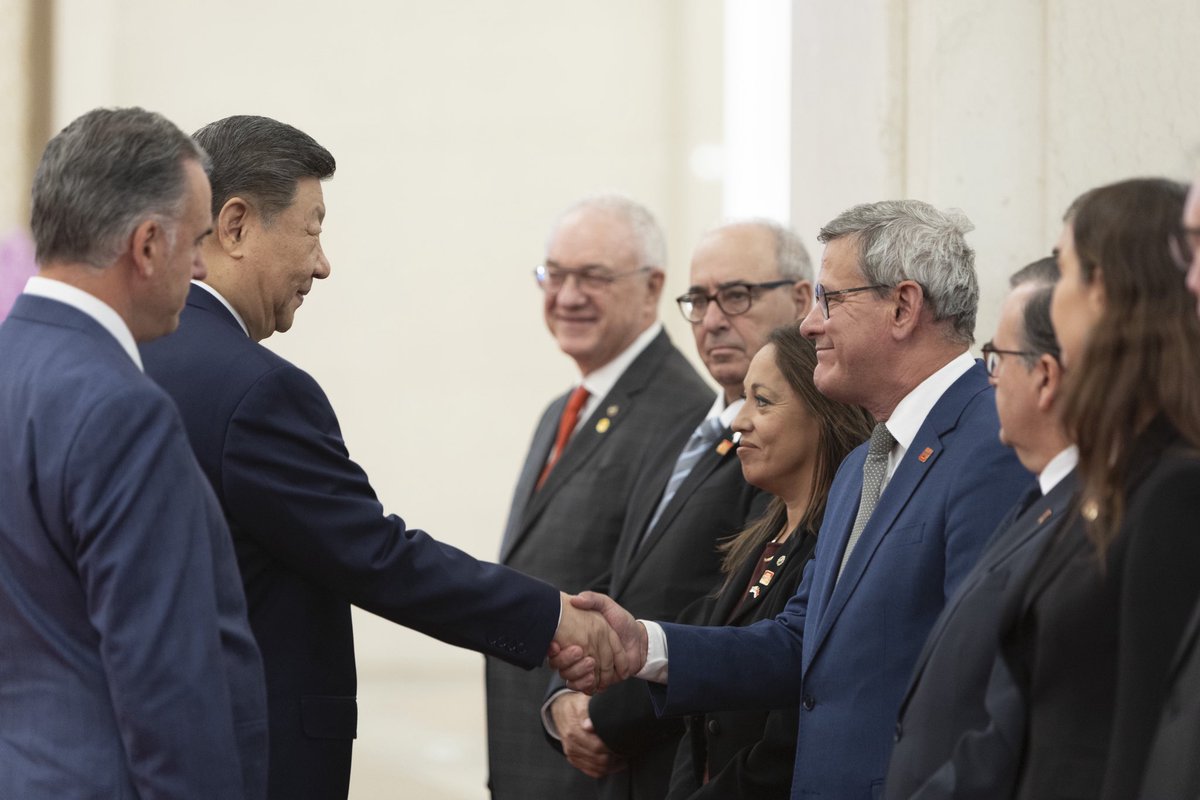 Xi saludando al presidente de Uruguay
