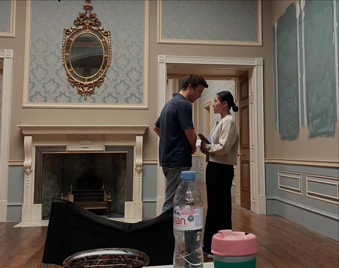 benophiewife's tweet image. Uma AU moderna onde todos os irmãos Bridgerton estão apostando via grupo do WhatsApp quanto tempo vai demorar pro Benedict chamar a professora de francês da Hyacinth, Sophie Baek, para um date