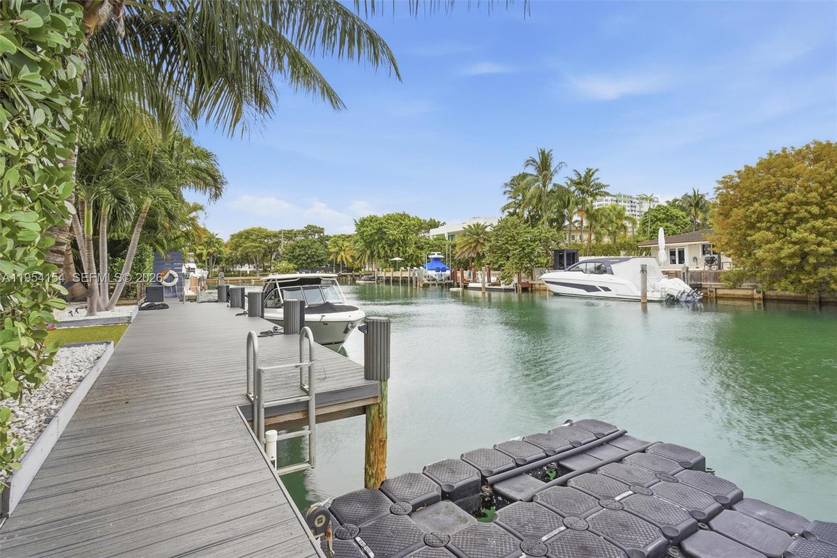 Linetherealtor's tweet photo. 🏡 ACTIVE | 📍 1895 NE 118th Rd, North Miami, FL 33181-3304
💲 3,799,000 |  🛏  5 bed  🛁  4 bath  | 0.22 acres

https://t.co/ChqaApqM6r https://t.co/Tjk9MThWAB