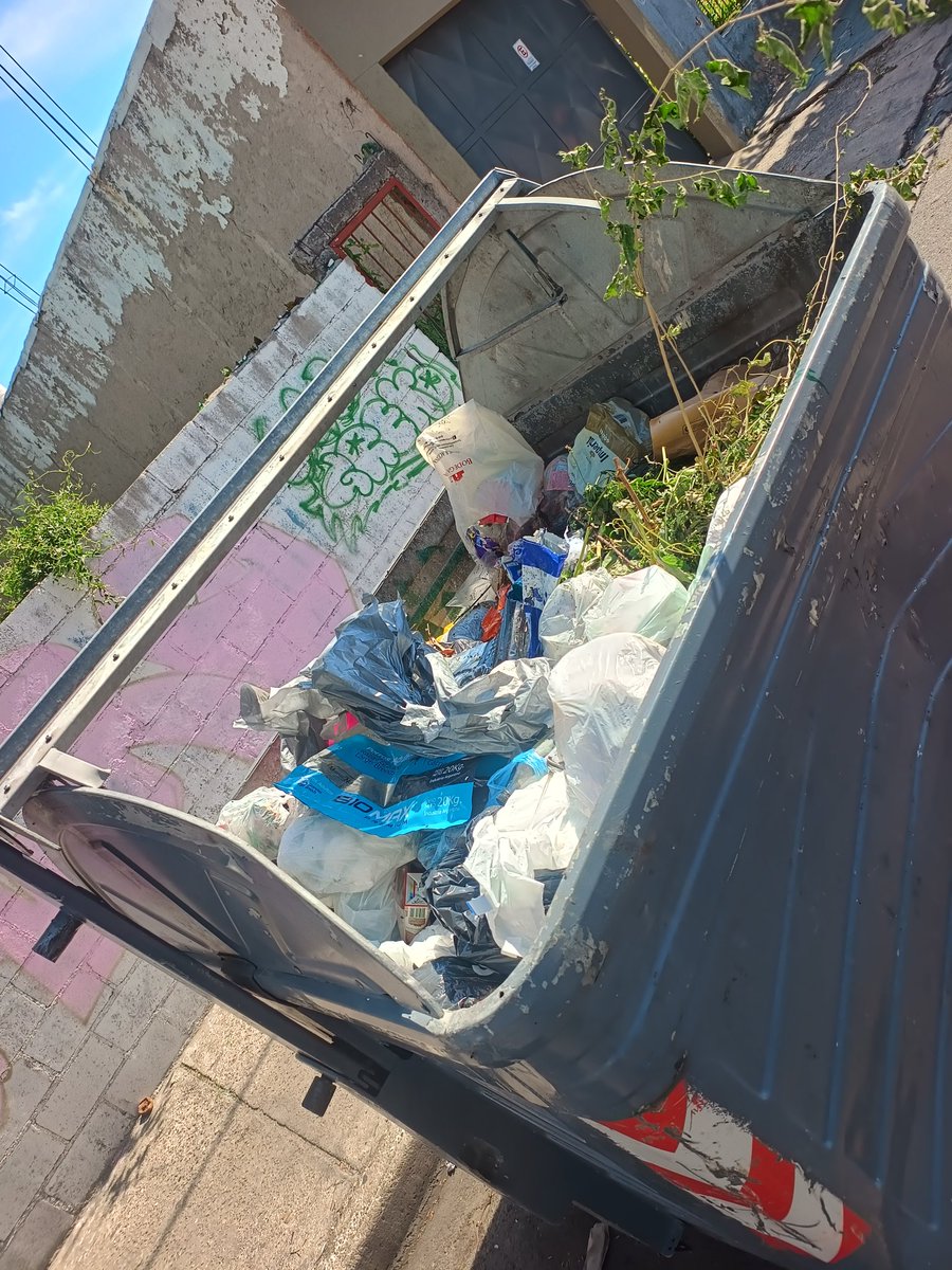 La gestión de <a href="/gastonhissa/">Gaston</a> pasó de un camión que dejaba manchas de aceite a no tener ninguno que levante los residuos de los contenedores del centro hace más de 5 días. Si un intendente no puede ni juntar la basura, no se puede esperar nada más.

P/D: Espero que no me bloquees!