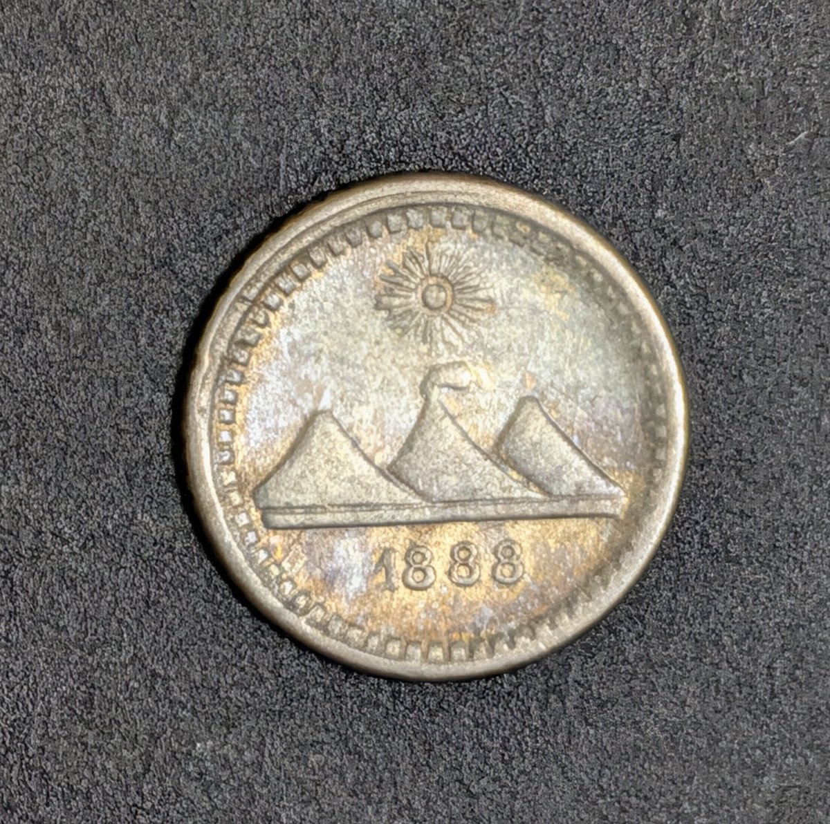 グアテマラ 1/4レアル 1888 この手の中ではまだよくあるコインですが