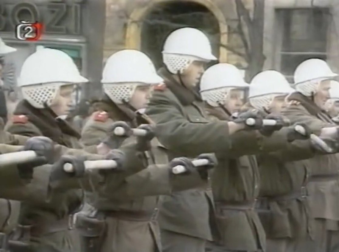 Pokud si myslíte, že má Oto “škraloup”sám, tak si dovolíme připomenout, že ministr vnitra <a href="/metnarl/">Lubomír Metnar</a> působil také v jedné z represivních složek komunistického režimu.
A to rovnou v Pohotovostním pluku SNB nazývaném Jakešovo gestapo. 
Zranili nebo zmrzačili stovky demonstrantů…