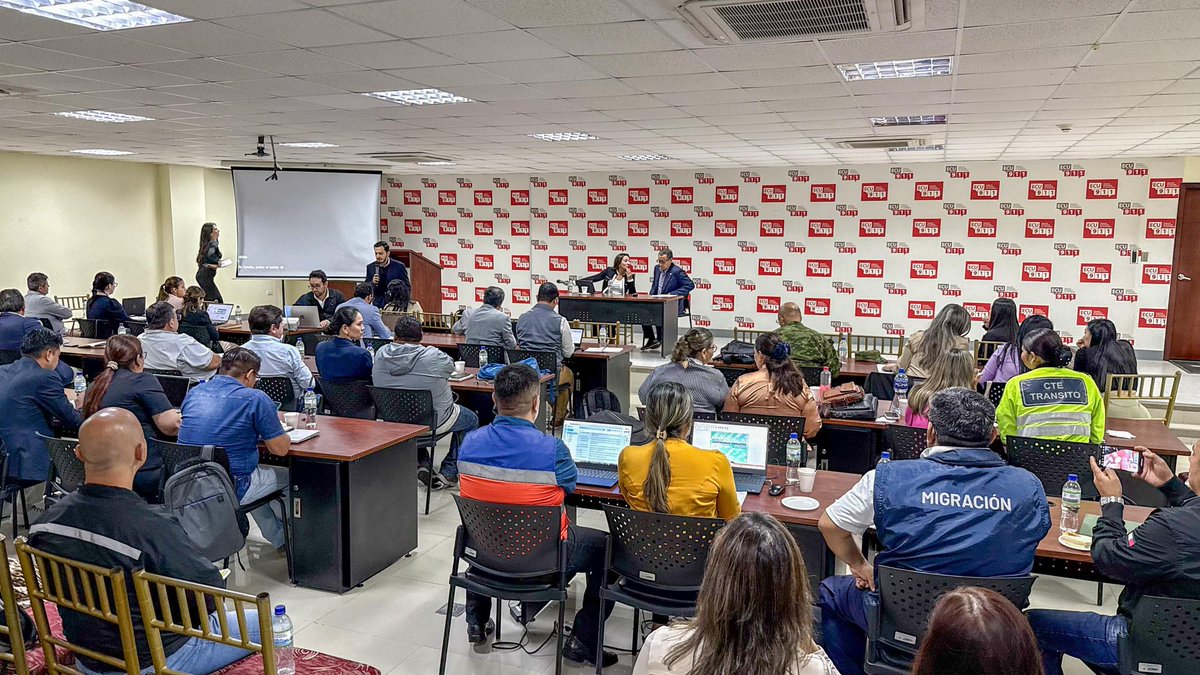 GoberElOro's tweet photo. El gdor. @JaimeSerpaEc participó en la capacitación sobre Metodología de Seguimiento de Compromisos de Gabinetes y Mesas Territoriales, junto a autoridades del Ejecutivo Desconcentrado a fin de fortalecer la articulación interinstitucional y cumplimiento efectivo de las acciones. https://t.co/Oylq23Dotq