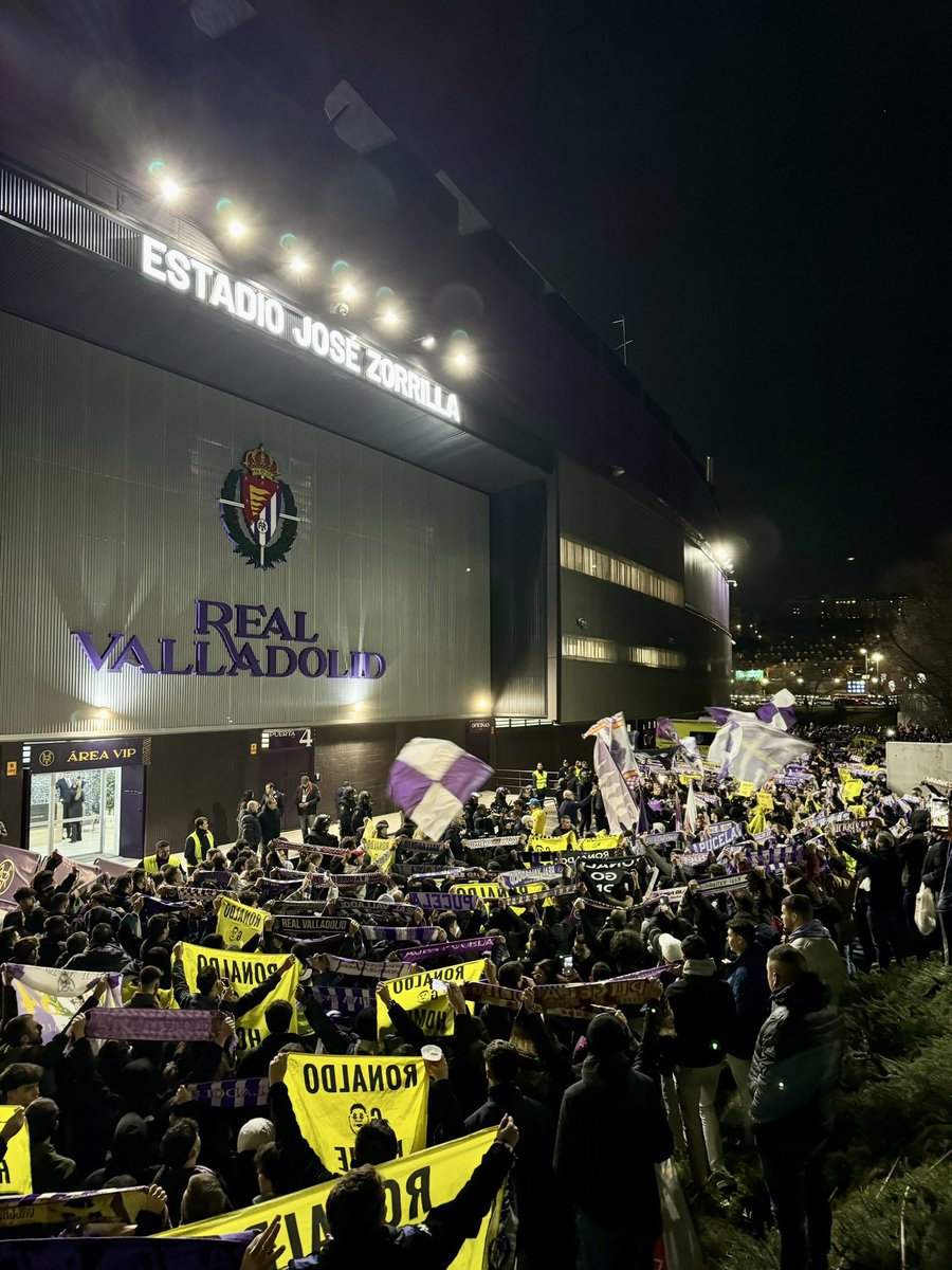 Estamos como estamos en buena parte porque este día hubo más de 10.000 socios que dijeron que lo mejor que podían hacer era comer pipas dentro. De los pocos y quizás el último acto de rebeldía de esta afición. Este era el día.