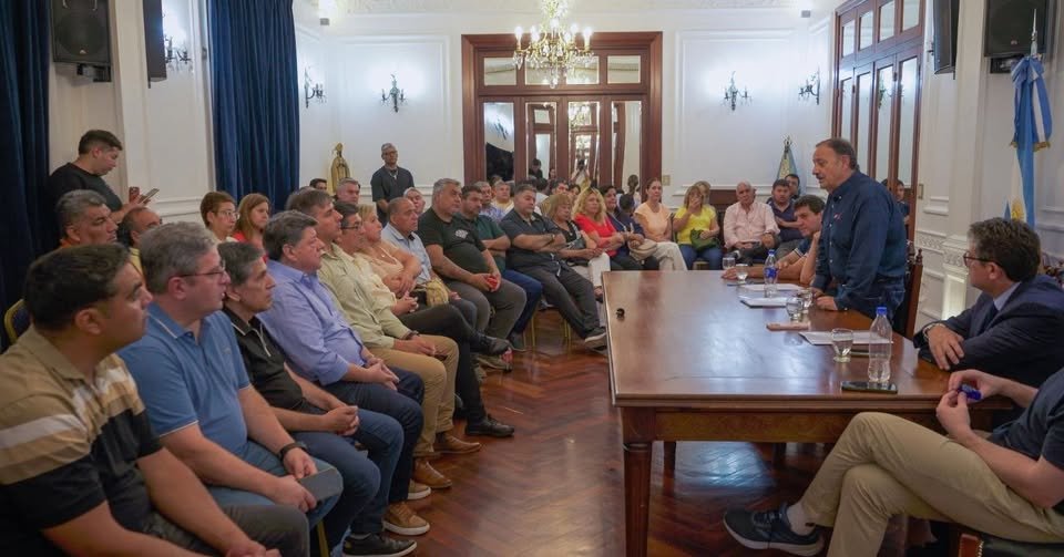 PChilecito's tweet photo. 🔥 QUINTELA Y LA CGT LA RIOJA, UNIDOS CONTRA LA REFORMA LABORAL

Los dirigentes sindicales destacaron el respaldo del Gobierno de La Rioja, al señalar que no todos los gobernadores fijan una postura clara frente a este tipo de reformas...
https://t.co/P6paGsna9g https://t.co/m4YxNek5iP