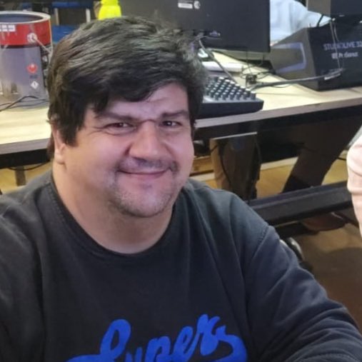 Lamento profundamente la partida de Ariel Lapentina un gran periodista y productor tucumano pero sobre todo gran persona. Mis conodelencias para sus familiares, amigos y compañeros.