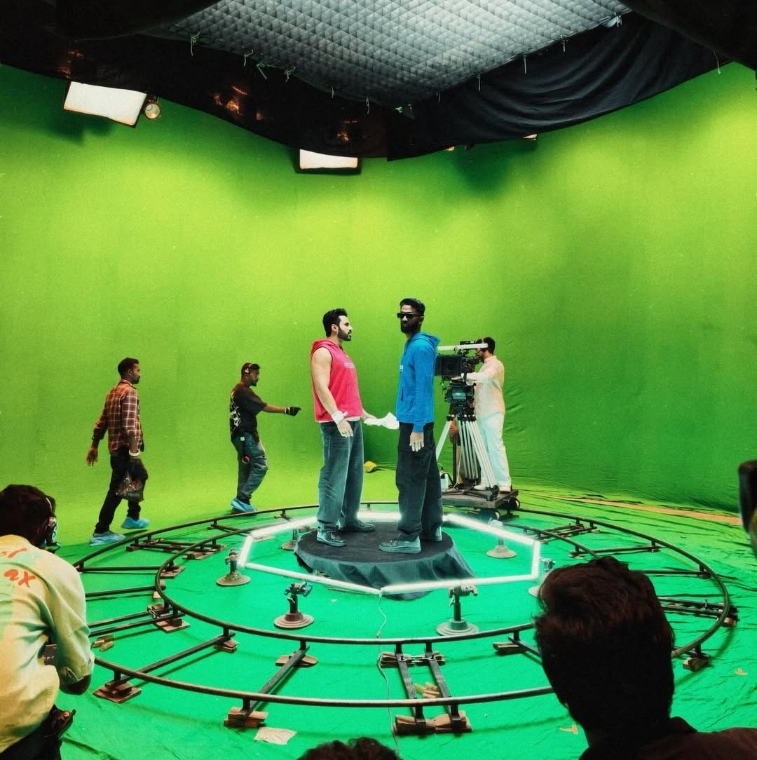 WeTheThinkers's tweet image. During Bigg Boss 19, it was the fans of these two who trolled each other's fav the most. 

And now, the same two are coming together.

Fans fight for them,
while they move on, collaborate, and stay unbothered.

That’s celebrity life.

#BiggBoss19 #AbhishekBajaj #PranitMore