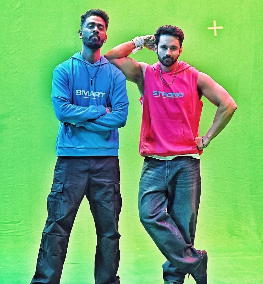 WeTheThinkers's tweet image. During Bigg Boss 19, it was the fans of these two who trolled each other's fav the most. 

And now, the same two are coming together.

Fans fight for them,
while they move on, collaborate, and stay unbothered.

That’s celebrity life.

#BiggBoss19 #AbhishekBajaj #PranitMore